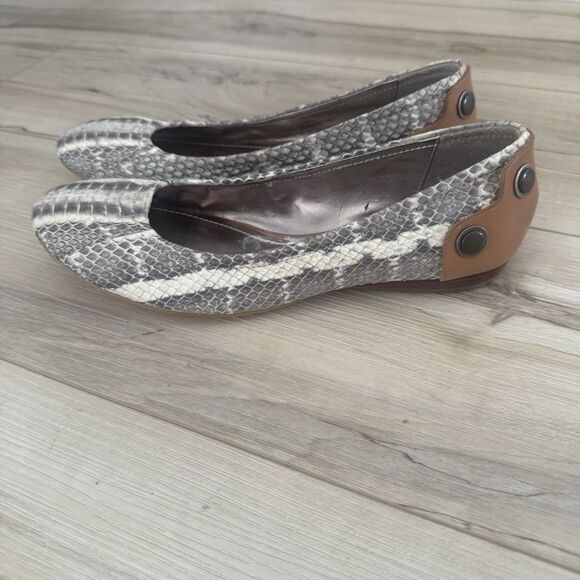 B. Makowsky BMROSE Snakeskin Print Ballet Flats Beige Studded Heel size 6 - Picture 1 of 7